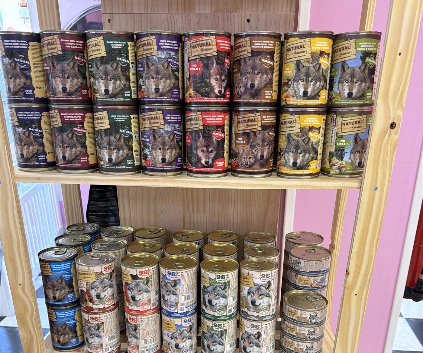 Estantería con latas de comida natural para perro de la marca Natural Greatness